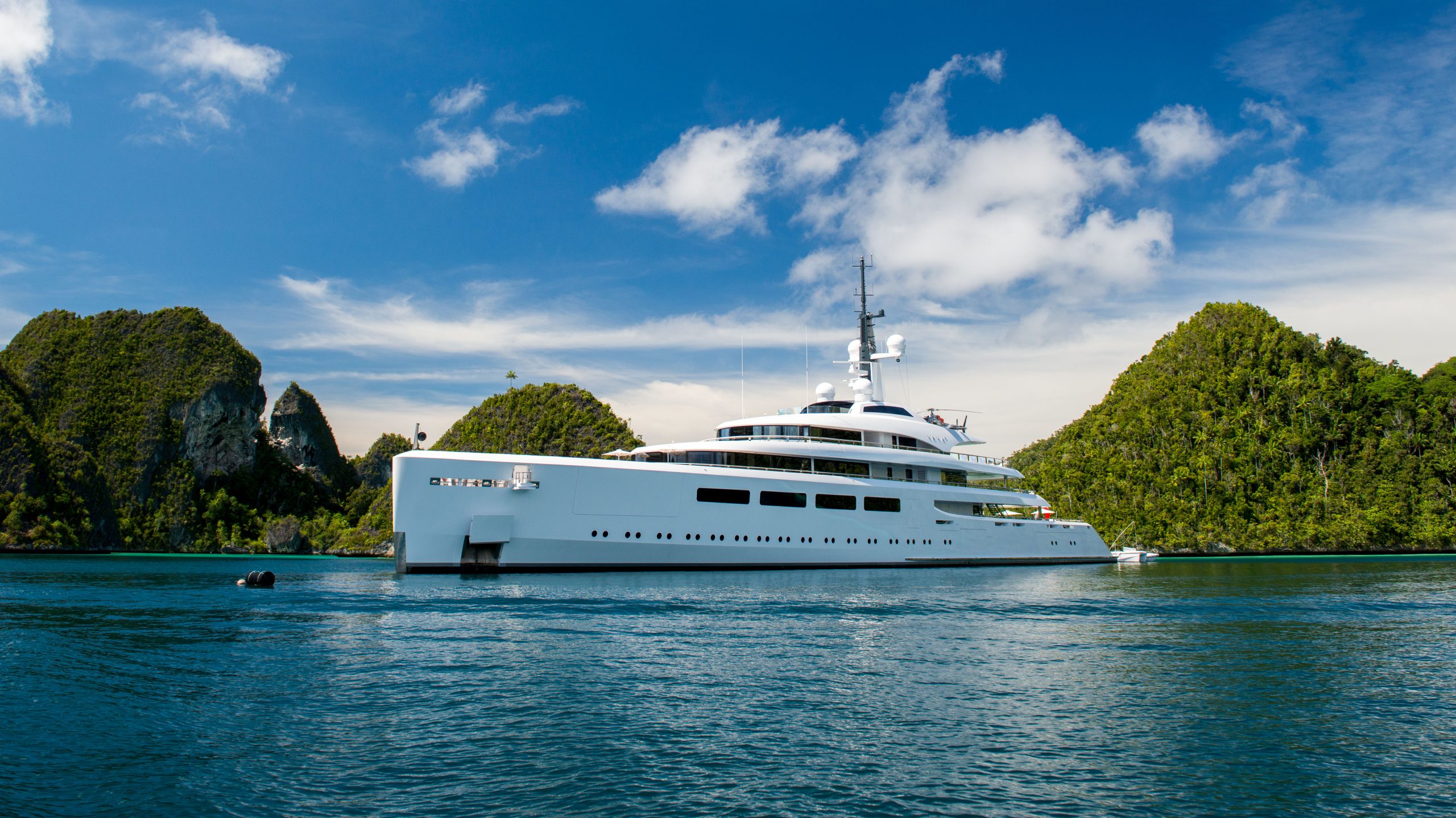 yacht-cruising-indonesia-islands